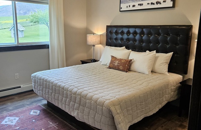 Prime Spot! Heated Pool, Complimentary Parking, Next to Gardiner Downtown