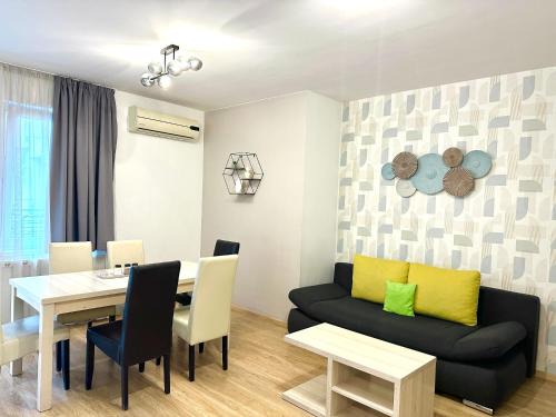 Prime Stay - Modern 2 Bedroom Family Apartment with Balcony