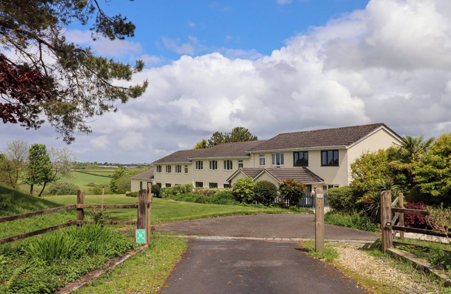 PRIMROSE AT MOORHEAD COUNTRY HOLIDAYS, with pool in Woolfardisworthy