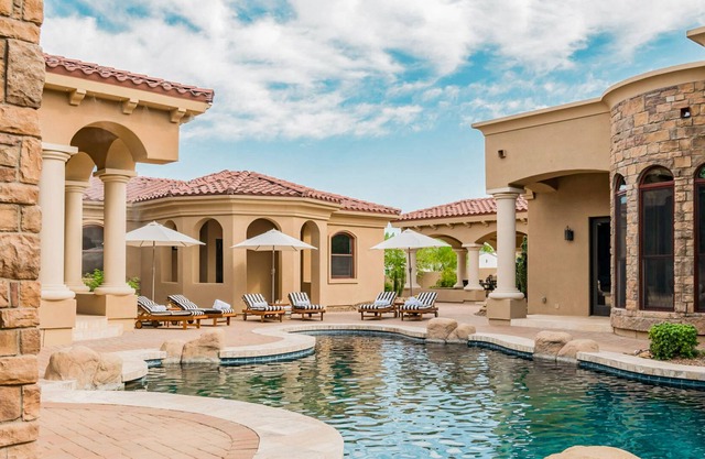 23 personnes! Extravagant Desert Estate avec projection privée et piscine + spa ❤ de AvantStay