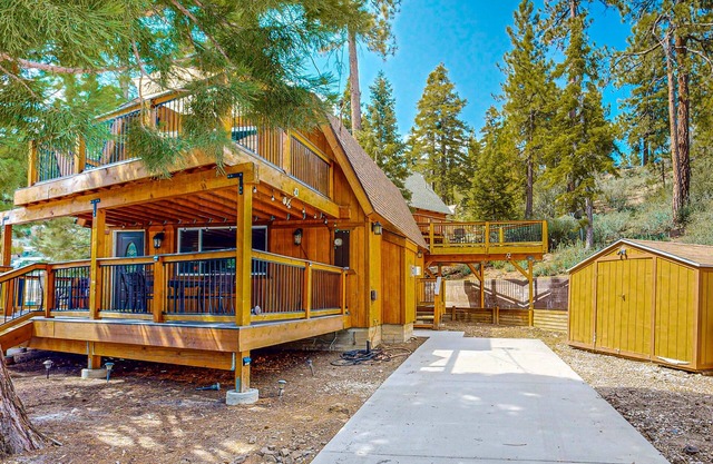 Primrose Cabin ~ Mountain Cabin w/hot tub, deck, fireplace & washer/dryer