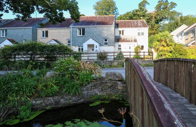 PRIMROSE COTTAGE, character holiday cottage in Falmouth