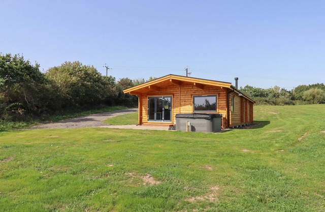 PRIMROSE LODGE, family friendly, with hot tub in Hittisleigh