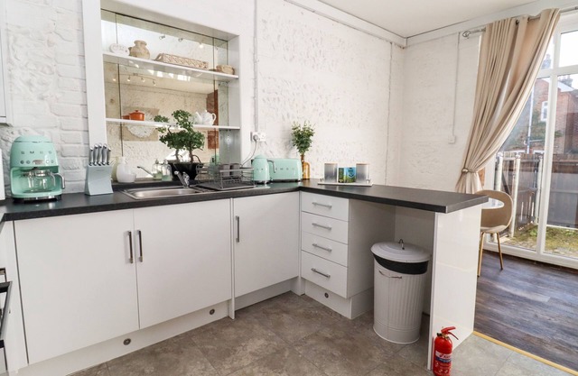 PRIMROSE, romantic, character holiday cottage in Blandford Forum