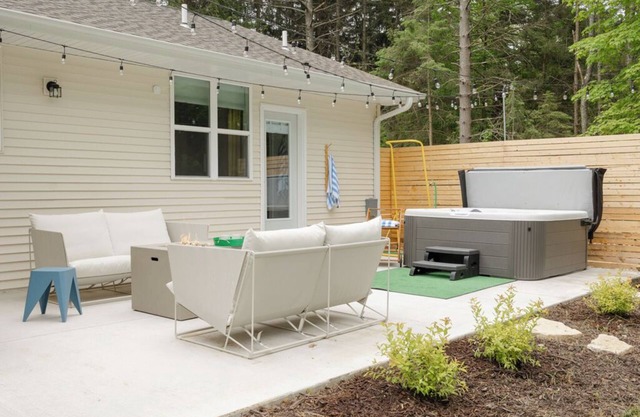 Prinsen Retreat ~ Hot Tub, Walk to Downtown EB/Water