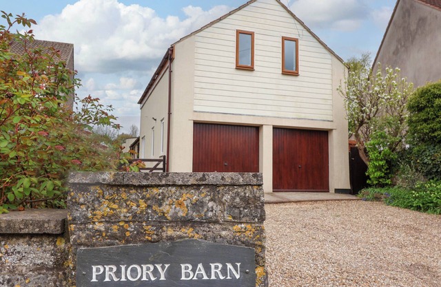 PRIORY BARN APARTMENT, pet friendly, with a garden in Street