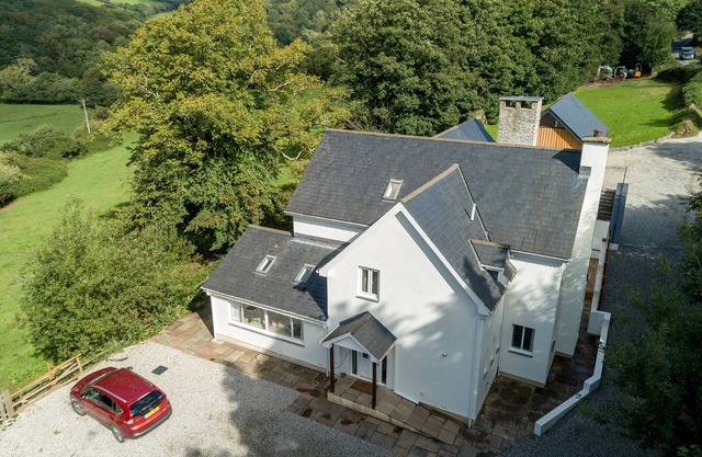 PRIORY HOUSE, pet friendly, character holiday cottage in Barnstaple