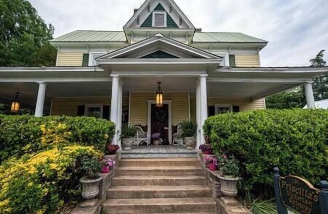 Priscilla's Downtown Victorian Loft Getaway