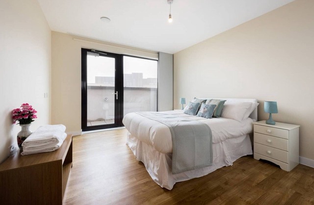 Penthouse de luxe de 2 chambres avec salle de bains attenante dans la chambre principale