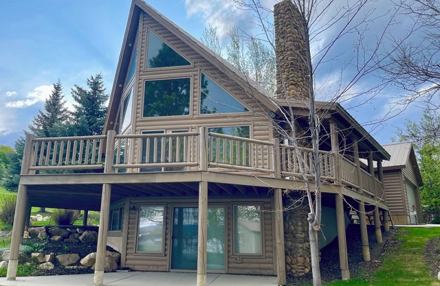 Pristine 5 Bedroom 3 Bath Cabin 200yds to the Water! Complete privacy!