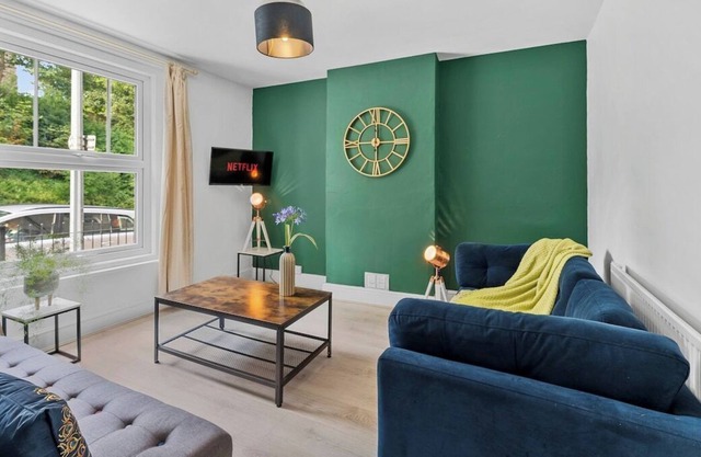 Pristine House - Sleeps 10 - Amazing Location