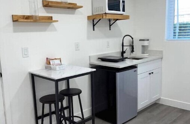 Pristine kitchenette + garage. Minutes to mountain tops