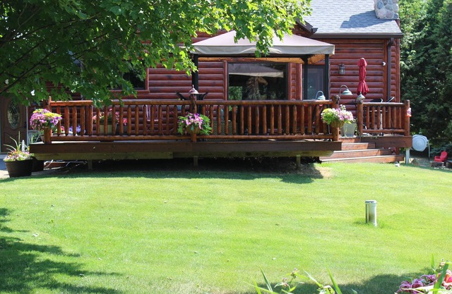 Pristine log home with a western feel! It's not just a stay but an experience!