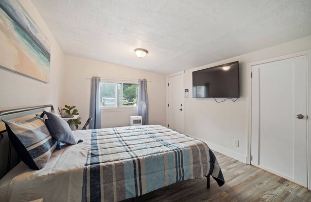 Privacy entrance room with full bath near airport