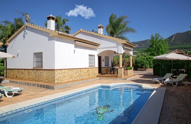 Villa privée , au milieu des orangers, avec piscine , à 10 minutes du centre.