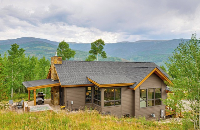 NOUVEAU! Silverthorne Home w / Hot Tub + vue sur la montagne
