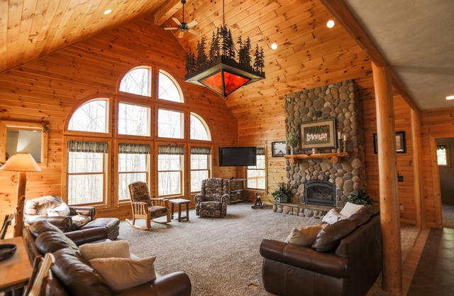 Private 2+ Acre Estate Home avec façade et accès à la rivière