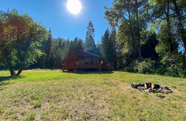 NOUVEAU! St. Maries Waterfront Home w / Deck sur 3 acres!