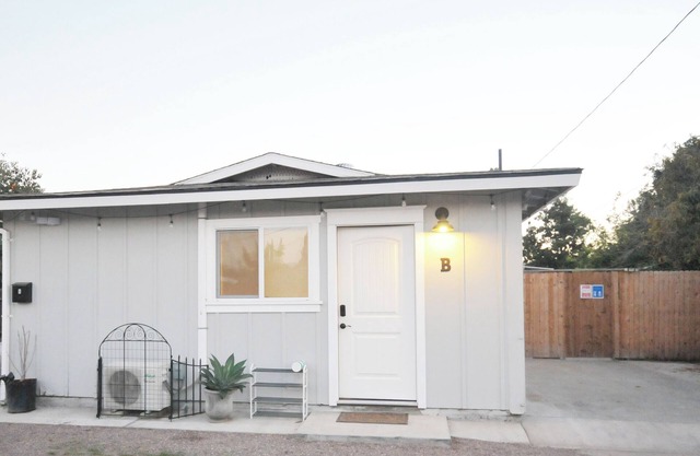 Cozy 2B1B Guest House w/ Private Entrance+Parking