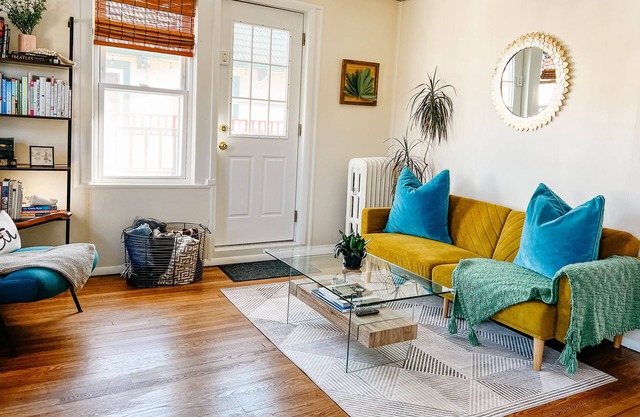 Pura Vida Long Beach - Private 2nd story apartment. Walk to beach & restaurants