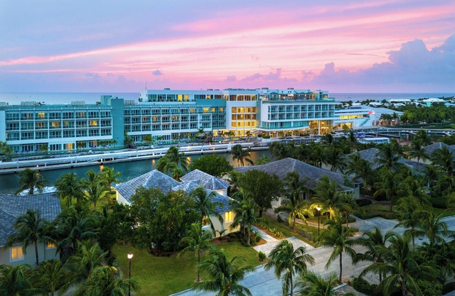 Private 4 -bed home w/ dock facing the Hilton Hotel.