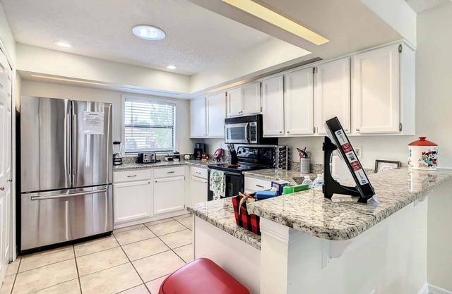Private 4BR Bungalow with Screened pool large yard