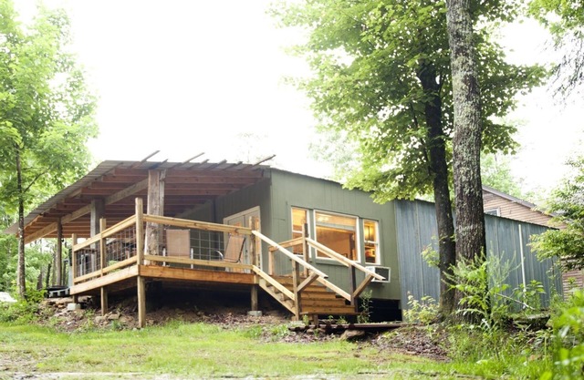 Cascade privée de 50 pieds. Cabine écologique et confortable construite à partir de conteneurs d'expédition