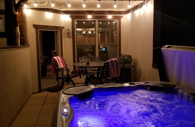 Nouveau remodelage! Spa privé 5P, à pied des remontées mécaniques et de la ville, garage privé, WiFi Hi-S