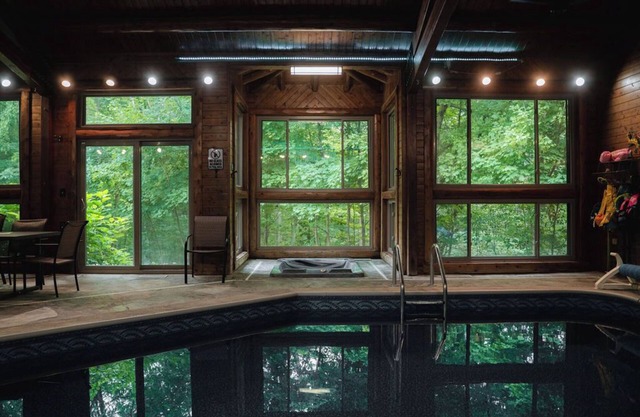 Ohio à l'automne est toujours magnifique! En semaine disponible. Piscine intérieure chauffée.