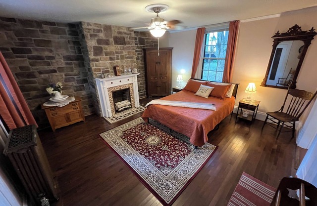Private Allegheny Room w private entrance and bath in historical B & B