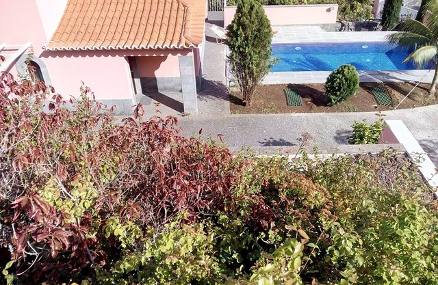 Piscine privée chauffée - WiFi gratuit - TV câblée et satellite - grand jardin