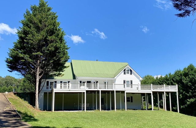 Guesthouse with full kitchen & living space! Lowest fees in town!
