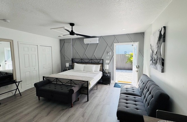 Private apt, king bed, laundry inside
