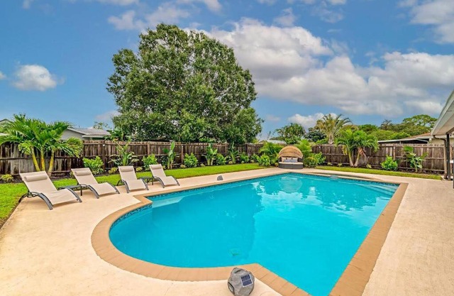 Private Backyard Oasis! Hot Tub & Salt Water Pool!
