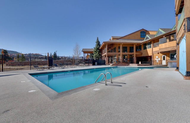 Private Balcony & Mtn Views: Granby Studio!