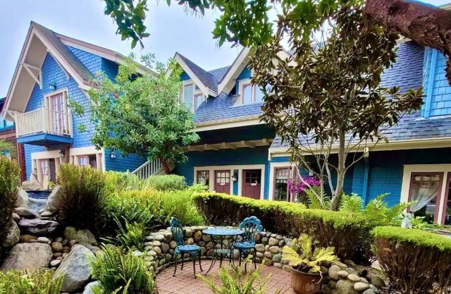 Private Balcony viewing Monterey bay, fireplace & Spa bathtub