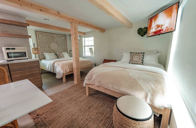 #11 Large 2 Queen Size Bedroom Near the Beach