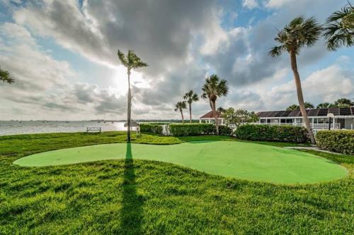 Private Beach Condo Mins To Beach, Pool, Hot Tub