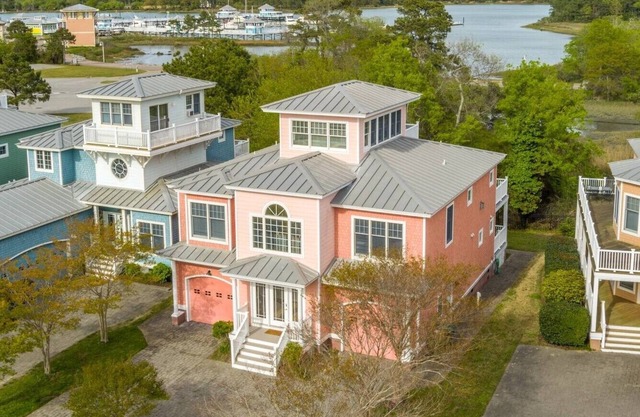 Private Beach Getaway: close to town, shopping, restaurants, pool & tennis