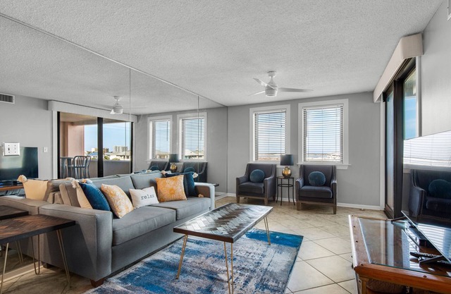 PRIVATE BEACH, HEATED POOL, HOT TUB, GREAT FOR FAMILIES. Fully loaded kitchen!