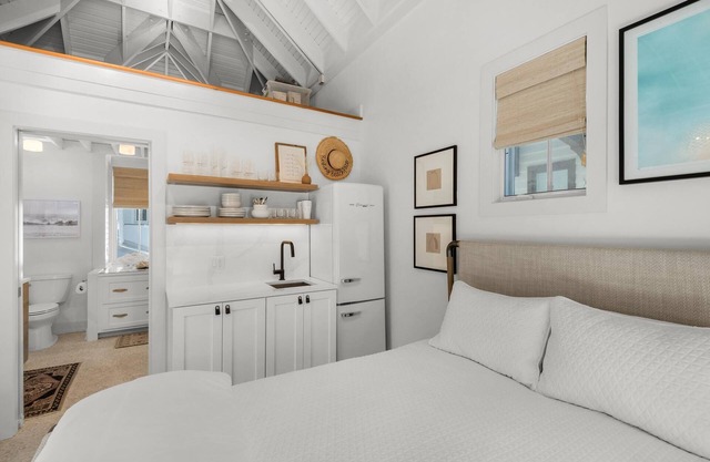 PRIVATE BEACH/POOL ACCESS-Charming Pied-a-Terre-Sophisticated Charm-2 Adults