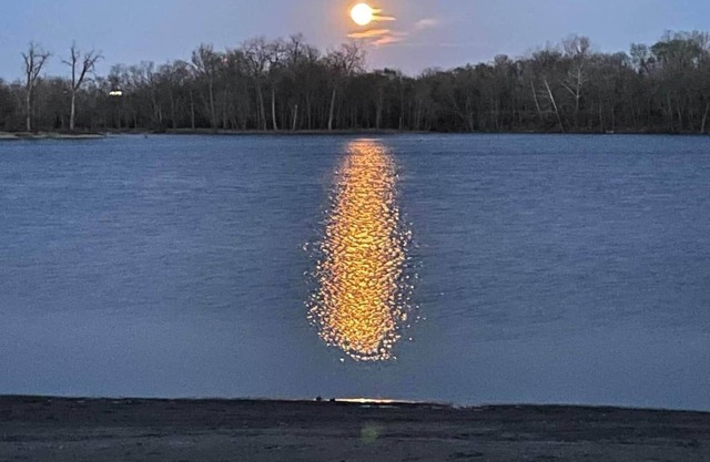 Beach House on the Lake – Ideal for Groups, Events, and Lakeside Recreation