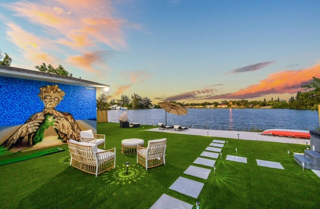 Private Beach Villa Miami with Hot Tub & BBQ, Ping Pong & Pool table