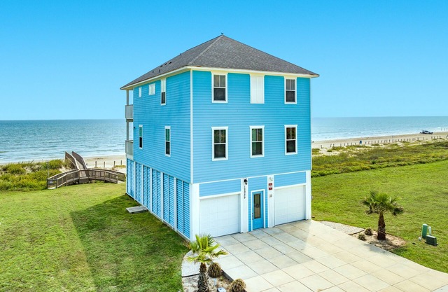 Private Beachfront home w/ HOT TUB, 2 Decks, Open Plan & Dune Walkover
