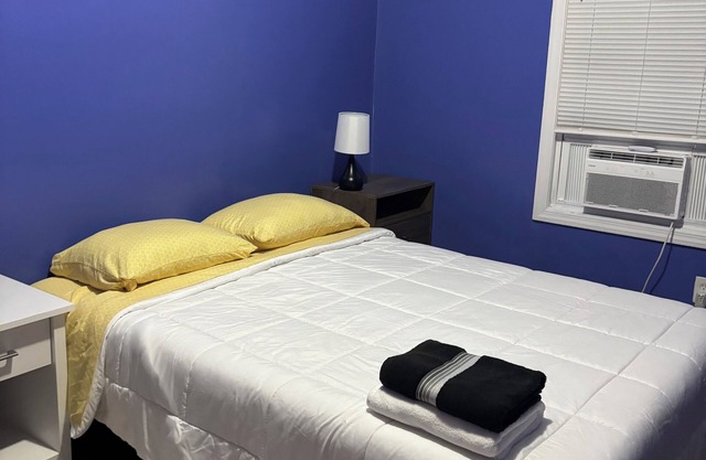 Private bedroom in shared apartment in Newark with WiFi, AC