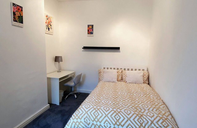 Private Bedroom near Salford University - Media City - Trafford - Samson Plab2
