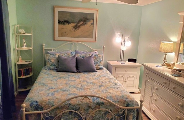 Chambre privée et salle de bain privée à l'extrémité séparée de la maison avec vue sur l'eau.