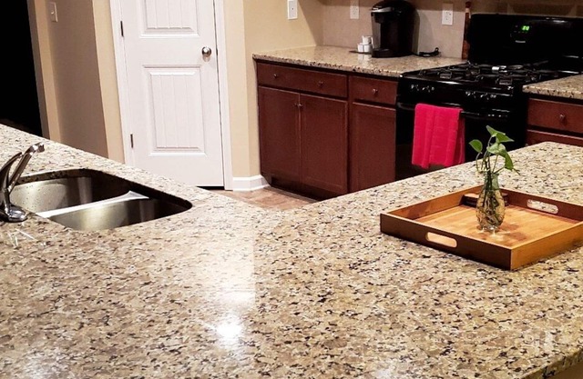 Large Cozy Private home with free Parking and self check-in in quiet subdivision