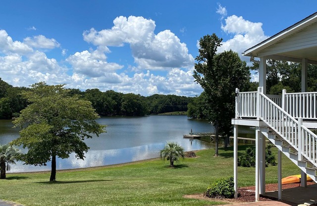Grande maison au bord du lac tranquille sur le lac Murray, rampe de mise à l'eau, quai avec échelle de bain de 5 pieds.