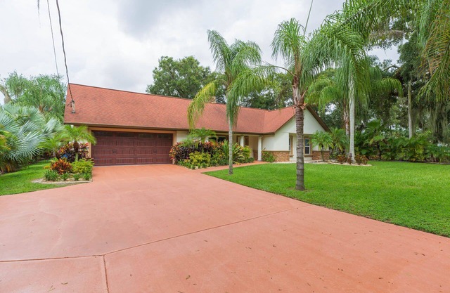 Private Brandon Oasis Family home w/ Full outdoor kitchen & Bar+ Game room